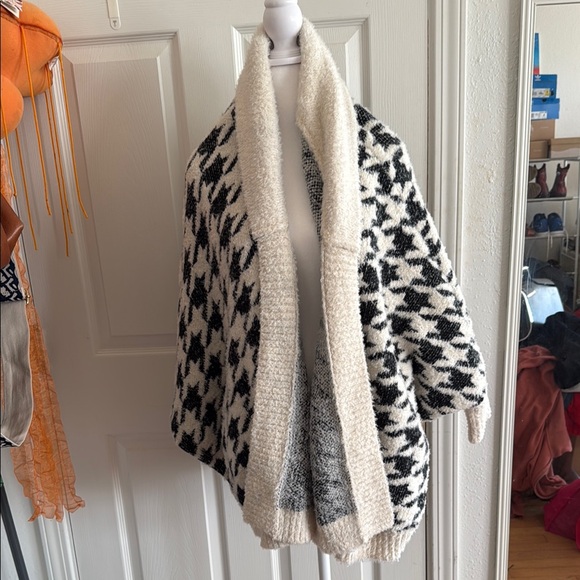 Anthropologie Sweaters - USED Anthropologie Black and White Knit Cardigan